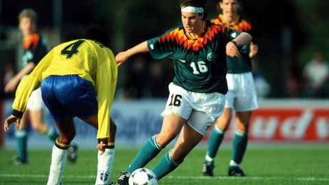 Die Deutsche Birgit Prinz spielt hier während der Fifa Frauen-Weltmeisterschaft 1995 in Schweden gegen Brasilien