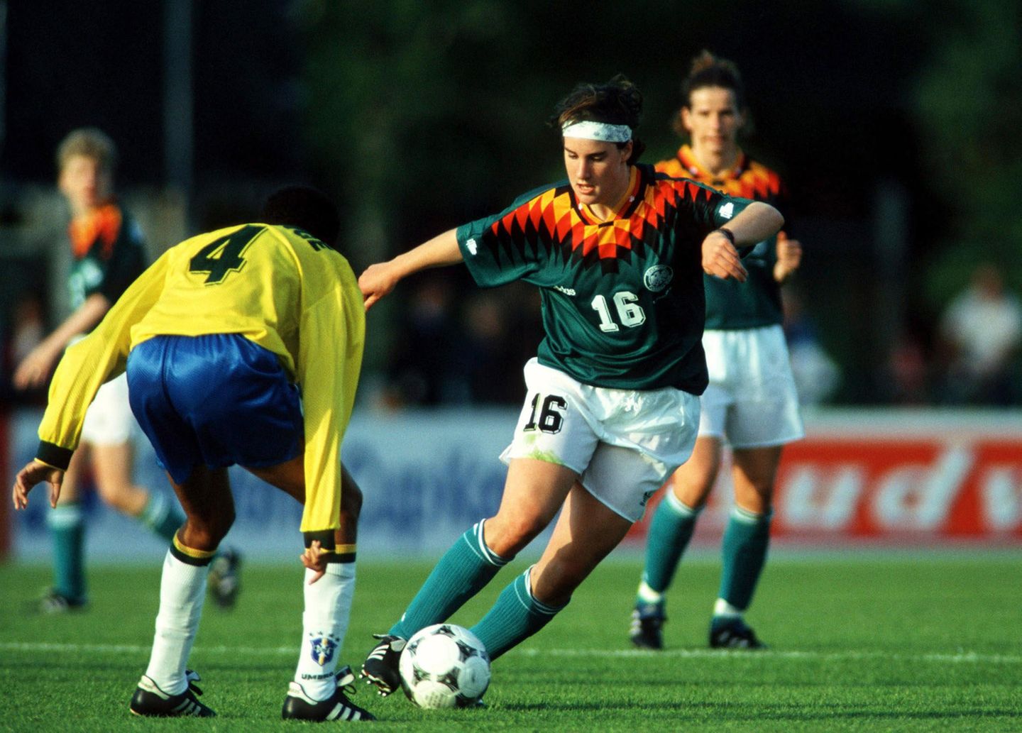 Die Deutsche Birgit Prinz spielt hier während der Fifa Frauen-Weltmeisterschaft 1995 in Schweden gegen Brasilien Die Deutsche Birgit Prinz spielt hier während der Fifa Frauen-Weltmeisterschaft 1995 in Schweden gegen Brasilien