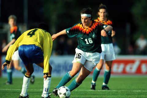 Die Deutsche Birgit Prinz spielt hier während der Fifa Frauen-Weltmeisterschaft 1995 in Schweden gegen Brasilien