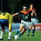 Die Deutsche Birgit Prinz spielt hier während der Fifa Frauen-Weltmeisterschaft 1995 in Schweden gegen Brasilien