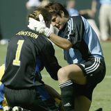 Die deutsche Torhüterin Silke Rottenberg tröstet die schwedische Torhüterin Caroline Joensson nach dem Sieg Deutschlands