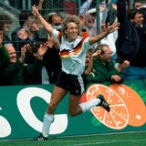 Heidi Mohr feiert das dritte Tor im Endspiel der Frauen-Europameisterschaft 1989