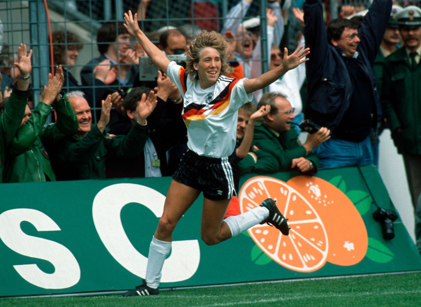 Heidi Mohr feiert das dritte Tor im Endspiel der Frauen-Europameisterschaft 1989