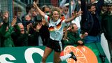 Heidi Mohr feiert das dritte Tor im Endspiel der Frauen-Europameisterschaft 1989