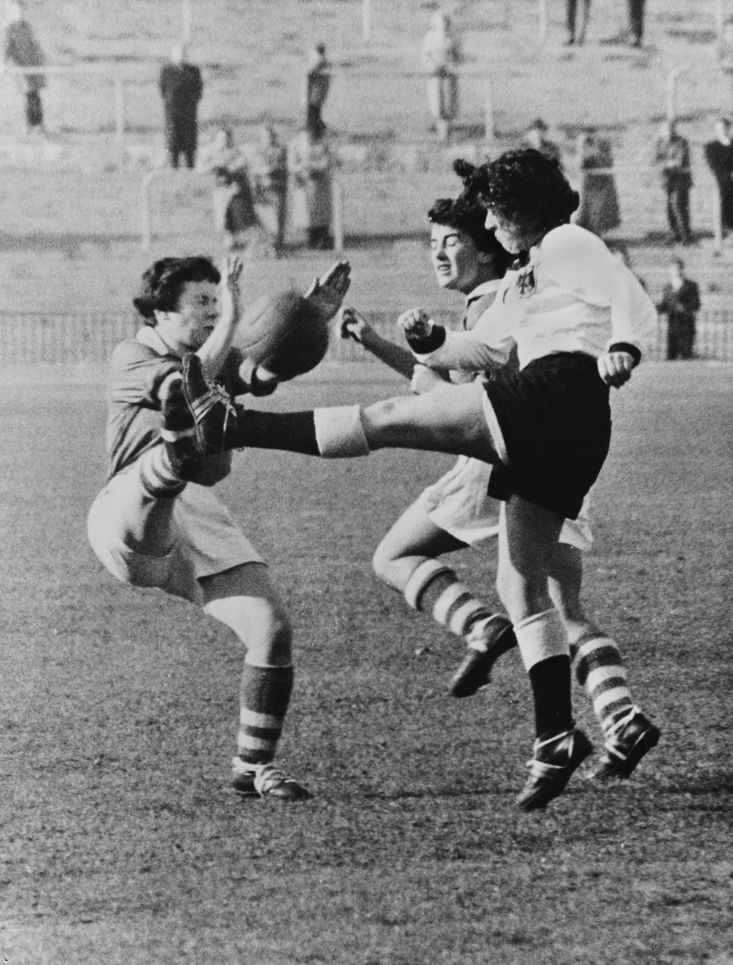 Finale des Vorläufers der Fußball-EM der Frauen 1957: England gegen Deutschland Finale des Vorläufers der Fußball-EM der Frauen 1957: England gegen Deutschland