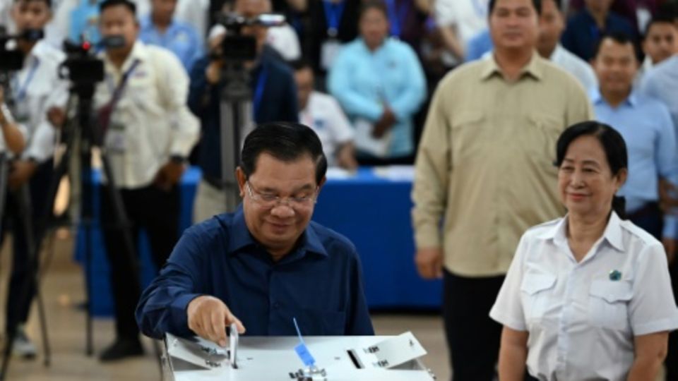 Regierungschef Hun Sen bei der Stimmabgabe