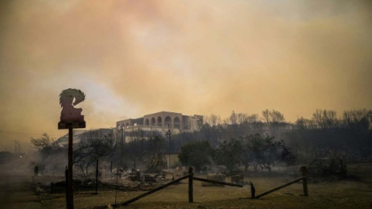 30.000 Menschen vor Bränden auf Urlaubsinsel Rhodos in Sicherheit gebracht