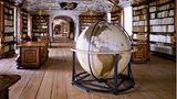 Kremsmünster zählt zu den ältesten Stiften Österreichs und blick auf eine mehr als tausendjährige Geschichte zurück, was auch für seine Bibliothek gilt. Seit seiner Gründung im Jahr 777 war das Kloster ein kulturelles und wirtschaftliches Zentrum. Aus dem 8. Jahrhundert stammen auch die ältesten Bestände seiner Büchersammlung. Dazu gehört auch der vollständig erhaltene Codex Millenarius.   Das heutige Erscheinungsbild ist jedoch nicht von mittelalterlichen, sondern barocken Elementen geprägt. Ab 1670 wurde die Bibliothek zu einer prächtigen Raumfolge gestaltet. Die einzelnen Raumabschnitte bilden thematische Einheiten. 170.000 Bände werden hier gehütet. 