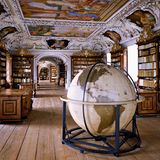 Kremsmünster zählt zu den ältesten Stiften Österreichs und blick auf eine mehr als tausendjährige Geschichte zurück, was auch für seine Bibliothek gilt. Seit seiner Gründung im Jahr 777 war das Kloster ein kulturelles und wirtschaftliches Zentrum. Aus dem 8. Jahrhundert stammen auch die ältesten Bestände seiner Büchersammlung. Dazu gehört auch der vollständig erhaltene Codex Millenarius.   Das heutige Erscheinungsbild ist jedoch nicht von mittelalterlichen, sondern barocken Elementen geprägt. Ab 1670 wurde die Bibliothek zu einer prächtigen Raumfolge gestaltet. Die einzelnen Raumabschnitte bilden thematische Einheiten. 170.000 Bände werden hier gehütet. 