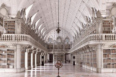 Die Palastbibliothek von Mafra gehört zu den prächtigsten Rokoko-Bibliotheken der Welt. 1771 wurde der vom königlichen Architekten Manuel Caetano de Sousa entworfene Saal fertiggestellt. Ursprünglich waren Vergoldungen und gemalte Dekorationen geplant. Daraus wurde jedoch nichts. Und so dominieren helle Farbtöne die Ausgestaltung des Prachtbaus, in dem 35.000 historischen Bände verwahrt werden. Um sie zu schützen, werden 500 Fledermäuse in der Bibliothek gehalten, die nachts alle Insekten, Fliegen und Larven beseitigen. 