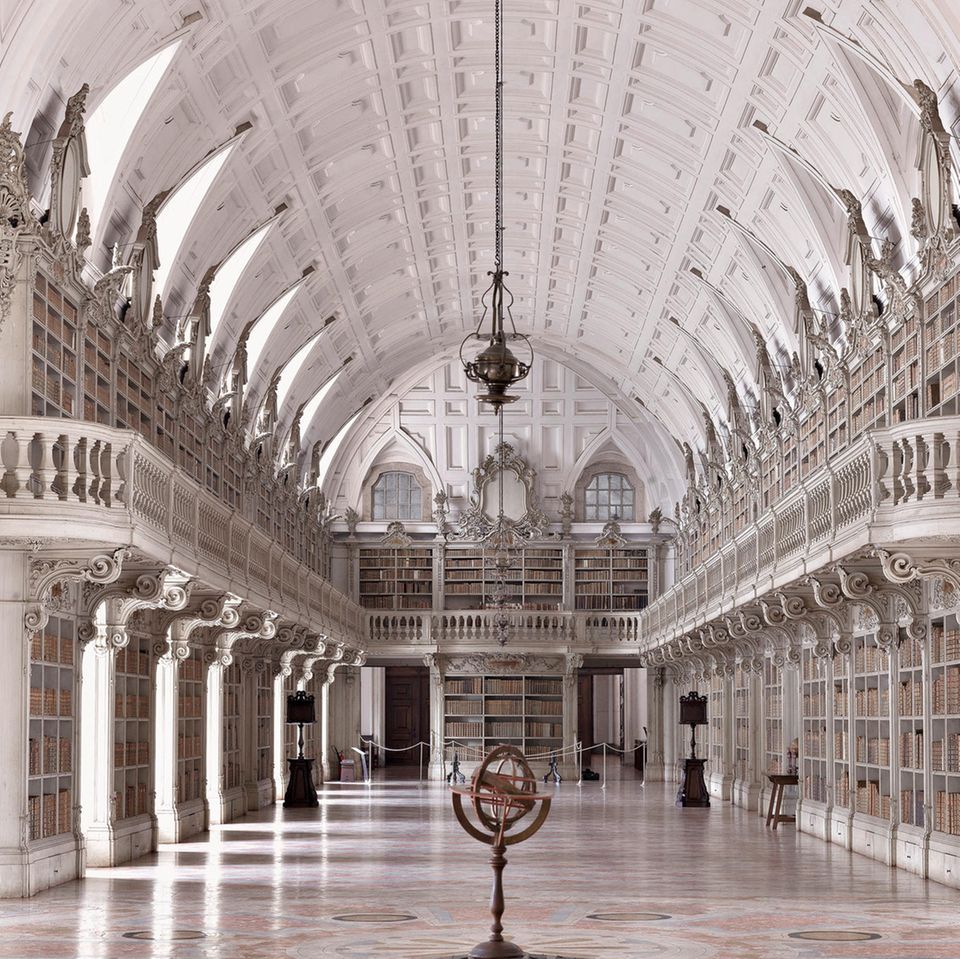 Die Palastbibliothek von Mafra gehört zu den prächtigsten Rokoko-Bibliotheken der Welt. 1771 wurde der vom königlichen Architekten Manuel Caetano de Sousa entworfene Saal fertiggestellt. Ursprünglich waren Vergoldungen und gemalte Dekorationen geplant. Daraus wurde jedoch nichts. Und so dominieren helle Farbtöne die Ausgestaltung des Prachtbaus, in dem 35.000 historischen Bände verwahrt werden. Um sie zu schützen, werden 500 Fledermäuse in der Bibliothek gehalten, die nachts alle Insekten, Fliegen und Larven beseitigen. 