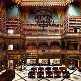 Aber nicht nur Europa gibt es wundervolle Bibliotheken zu bestaunen. Im Herzen von Rio de Janeiro steht die Real Gabinete. Das "Königliche portugiesisches Kabinett der Literatur" wurde 1837 gegründet. Damals hatten sich 43 portugiesische Einwanderer – Händler und politisch Verfolgte – zusammengeschlossen, um eine Lesestube in ihrer Muttersprache ins Leben zu rufen. 1887 wurde der Bau fertiggestellt, der heute zu bewundern ist. Prunkvolle manuelinische Ornamentik und eine an Spätgotik angelehnte Architektur kennzeichnen die prachtvolle Bibliothek, deren Fassade eine Kopie des berühmten Hieronymusklosters in Lissabon ist. 