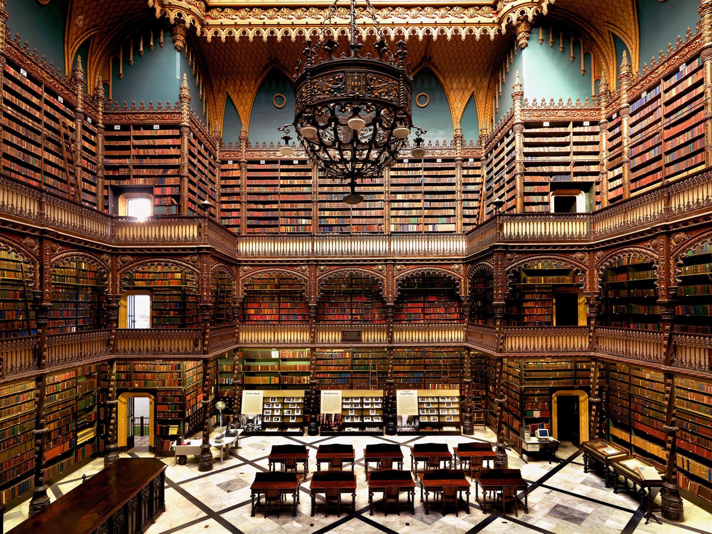 Aber nicht nur Europa gibt es wundervolle Bibliotheken zu bestaunen. Im Herzen von Rio de Janeiro steht die Real Gabinete. Das "Königliche portugiesisches Kabinett der Literatur" wurde 1837 gegründet. Damals hatten sich 43 portugiesische Einwanderer – Händler und politisch Verfolgte – zusammengeschlossen, um eine Lesestube in ihrer Muttersprache ins Leben zu rufen. 1887 wurde der Bau fertiggestellt, der heute zu bewundern ist. Prunkvolle manuelinische Ornamentik und eine an Spätgotik angelehnte Architektur kennzeichnen die prachtvolle Bibliothek, deren Fassade eine Kopie des berühmten Hieronymusklosters in Lissabon ist. 
