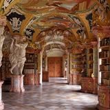 In Deutschland gibt es nur wenige Klöster, die ununterbrochen eine Bibliothek beherbergen konnten. Auch das Kloster St. Michael in Metten ist keine Ausnahme. 1803 verlor das Kloster seine Jahrhunderte alten Bücherbestände im Zuge der Verstaatlichung. Mit der Wiedererrichtung des Klosters legte der Regensburger Bischof jedoch am 1. April 1830 mit einer Buchwidmung den Grundstein für eine neue Bibliothek. Von den Mettener Altbeständen kamen nur etwa 300 Bände zurück. Heute hütet die Klosterbibliothek Metten wieder an die 200.000 Exemplare. 