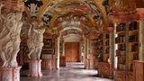 In Deutschland gibt es nur wenige Klöster, die ununterbrochen eine Bibliothek beherbergen konnten. Auch das Kloster St. Michael in Metten ist keine Ausnahme. 1803 verlor das Kloster seine Jahrhunderte alten Bücherbestände im Zuge der Verstaatlichung. Mit der Wiedererrichtung des Klosters legte der Regensburger Bischof jedoch am 1. April 1830 mit einer Buchwidmung den Grundstein für eine neue Bibliothek. Von den Mettener Altbeständen kamen nur etwa 300 Bände zurück. Heute hütet die Klosterbibliothek Metten wieder an die 200.000 Exemplare. 