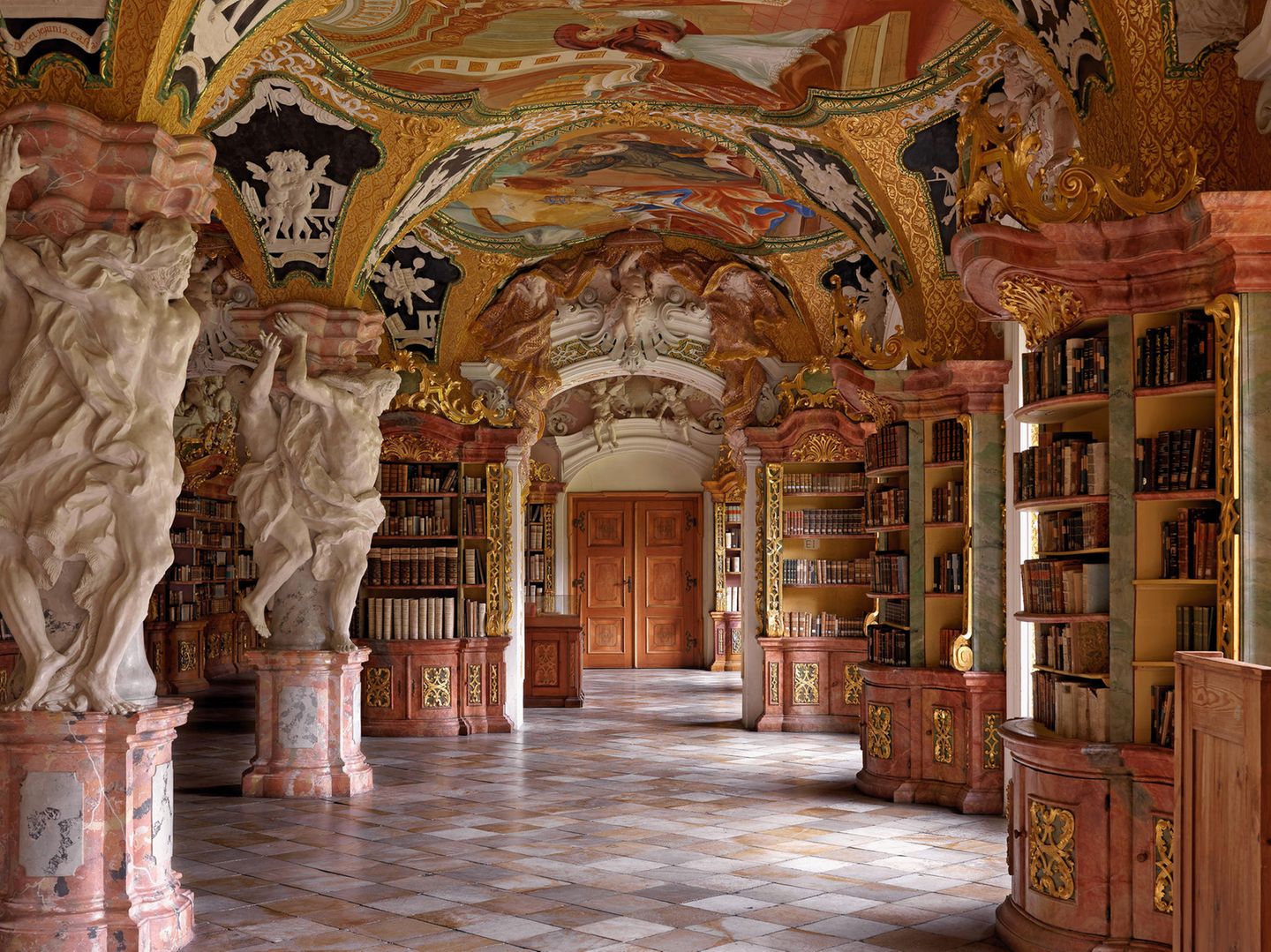 Kloster St. Michael, Deutschland In Deutschland gibt es nur wenige Klöster, die ununterbrochen eine Bibliothek beherbergen konnten. Auch das Kloster St. Michael in Metten ist keine Ausnahme. 1803 verlor das Kloster seine Jahrhunderte alten Bücherbestände im Zuge der Verstaatlichung. Mit der Wiedererrichtung des Klosters legte der Regensburger Bischof jedoch am 1. April 1830 mit einer Buchwidmung den Grundstein für eine neue Bibliothek. Von den Mettener Altbeständen kamen nur etwa 300 Bände zurück. Heute hütet die Klosterbibliothek Metten wieder an die 200.000 Exemplare.