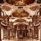 "Heilstätte der Seele": So lautet die Inschrift über dem Eingangsportal zur Stiftsbibliothek St. Gallen. Und das ist sie wahrlich. Die Bibliothek war lange das Herz eines der bedeutendsten Klöster des Abendlandes, das seine erste Blüte im 9. Jahrhundert erlebte. Gegründet wurde sie jedoch bereits spätestens im Jahr 719.   Der Büchersaal der Stiftsbibliothek, der heute zu bewundern ist, gilt als einer der schönsten Bibliotheksbauten der Welt und wurde 1767 fertiggestellt.   1983 wurde die Bibliothek in das Weltkulturerbe der Unesco aufgenommen. Sie beherbergt unter anderem die einzige klösterliche Urkundensammlung aus der Zeit der Merowinger und Karolinger, die weitgehend im Original erhalten ist.