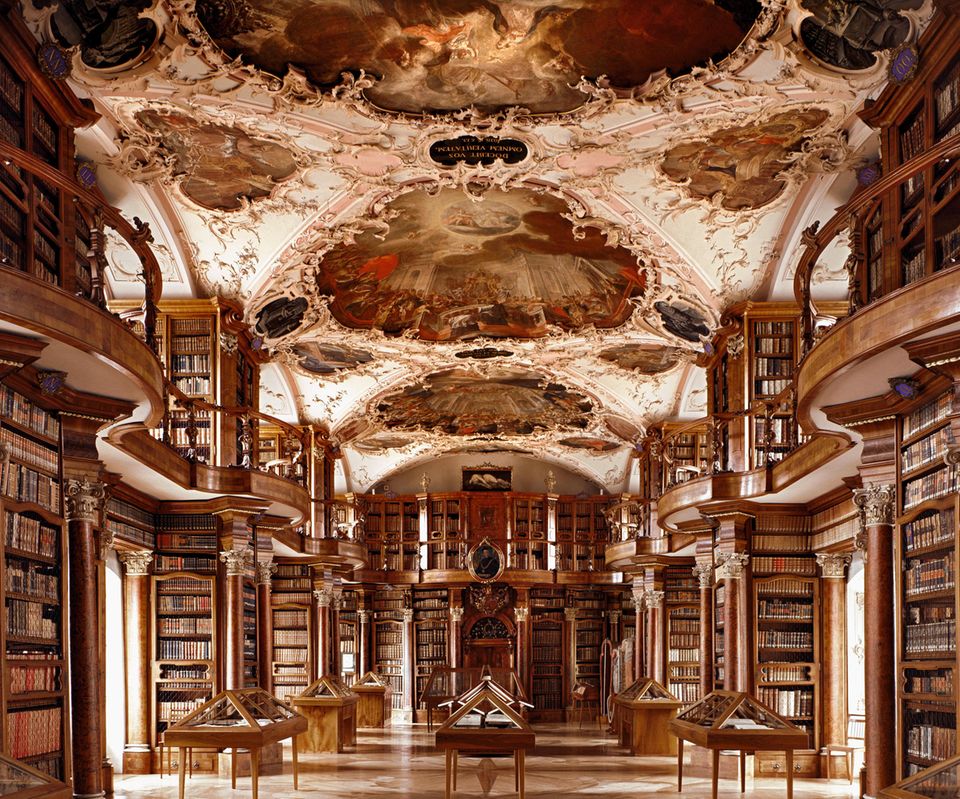 "Heilstätte der Seele": So lautet die Inschrift über dem Eingangsportal zur Stiftsbibliothek St. Gallen. Und das ist sie wahrlich. Die Bibliothek war lange das Herz eines der bedeutendsten Klöster des Abendlandes, das seine erste Blüte im 9. Jahrhundert erlebte. Gegründet wurde sie jedoch bereits spätestens im Jahr 719.   Der Büchersaal der Stiftsbibliothek, der heute zu bewundern ist, gilt als einer der schönsten Bibliotheksbauten der Welt und wurde 1767 fertiggestellt.   1983 wurde die Bibliothek in das Weltkulturerbe der Unesco aufgenommen. Sie beherbergt unter anderem die einzige klösterliche Urkundensammlung aus der Zeit der Merowinger und Karolinger, die weitgehend im Original erhalten ist.