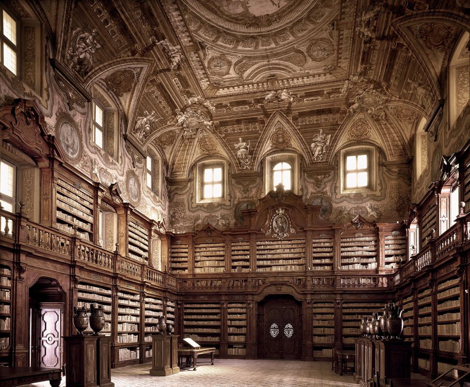 Die staatliche Biblioteca dei Girolamini ist die älteste Bibliothek Neapels und ist seit ihrer Gründung im Jahr 1586 für die Öffentlichkeit zugänglich. Mit ihr ist nicht nur ein historisches Baudenkmal von einzigartiger Schönheit erhalten, sondern auch ein reicher Schatz an Manuskripten, seltenen Ausgaben und Notenbüchern, darunter barocke Originalpartituren von Alessandro Scarlatti (1660-1725) oder Giovanni Paisiello (1740-1816). 