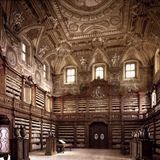 Die staatliche Biblioteca dei Girolamini ist die älteste Bibliothek Neapels und ist seit ihrer Gründung im Jahr 1586 für die Öffentlichkeit zugänglich. Mit ihr ist nicht nur ein historisches Baudenkmal von einzigartiger Schönheit erhalten, sondern auch ein reicher Schatz an Manuskripten, seltenen Ausgaben und Notenbüchern, darunter barocke Originalpartituren von Alessandro Scarlatti (1660-1725) oder Giovanni Paisiello (1740-1816). 