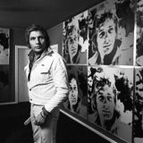 Playboy mit stählernem Blick