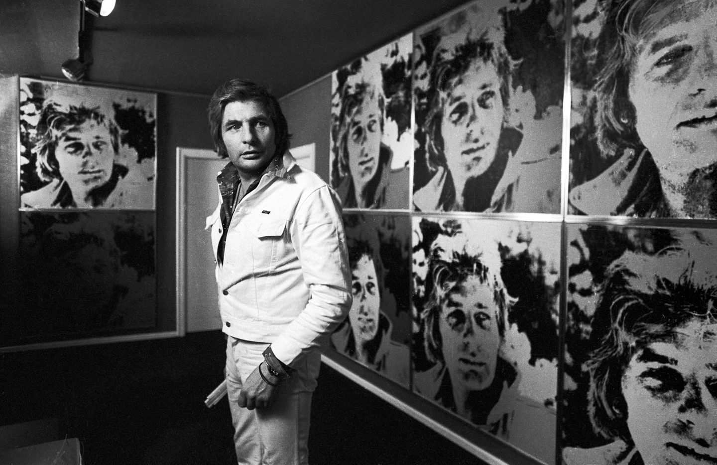 Playboy mit stählernem Blick