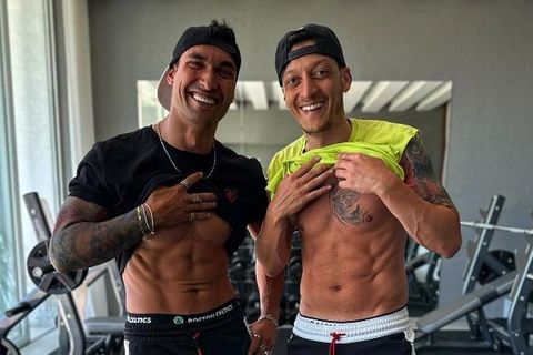 Ex-Nationalspieler Mesut Özil (r.) auf einem Bild mit seinem Fitnesstrainer Alper Aksac