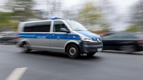 Ein Streifenwagen der Polizei fährt auf einer Straße in Dresden