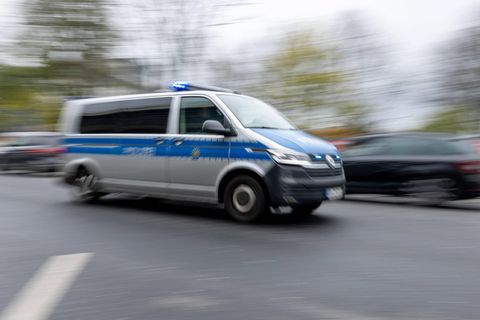 Ein Streifenwagen der Polizei fährt auf einer Straße in Dresden