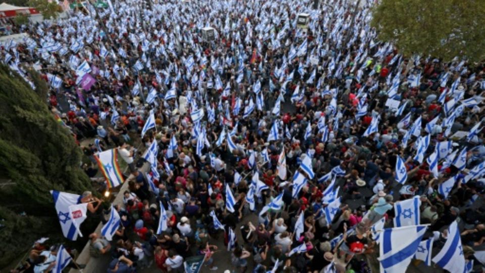 Demonstranten protestieren vor der Knesset in Jerusalem
