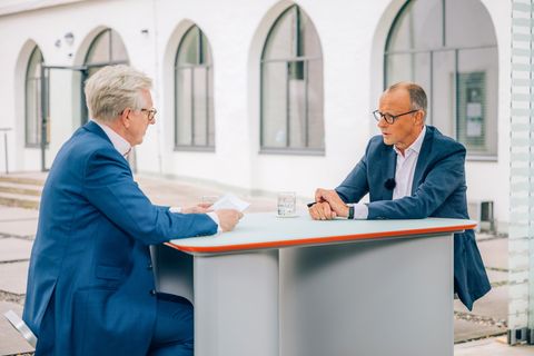 Der CDU-Vorsitzende Friedrich Merz sitzt mit Theo Koll beim ZDF-Sommerinterview