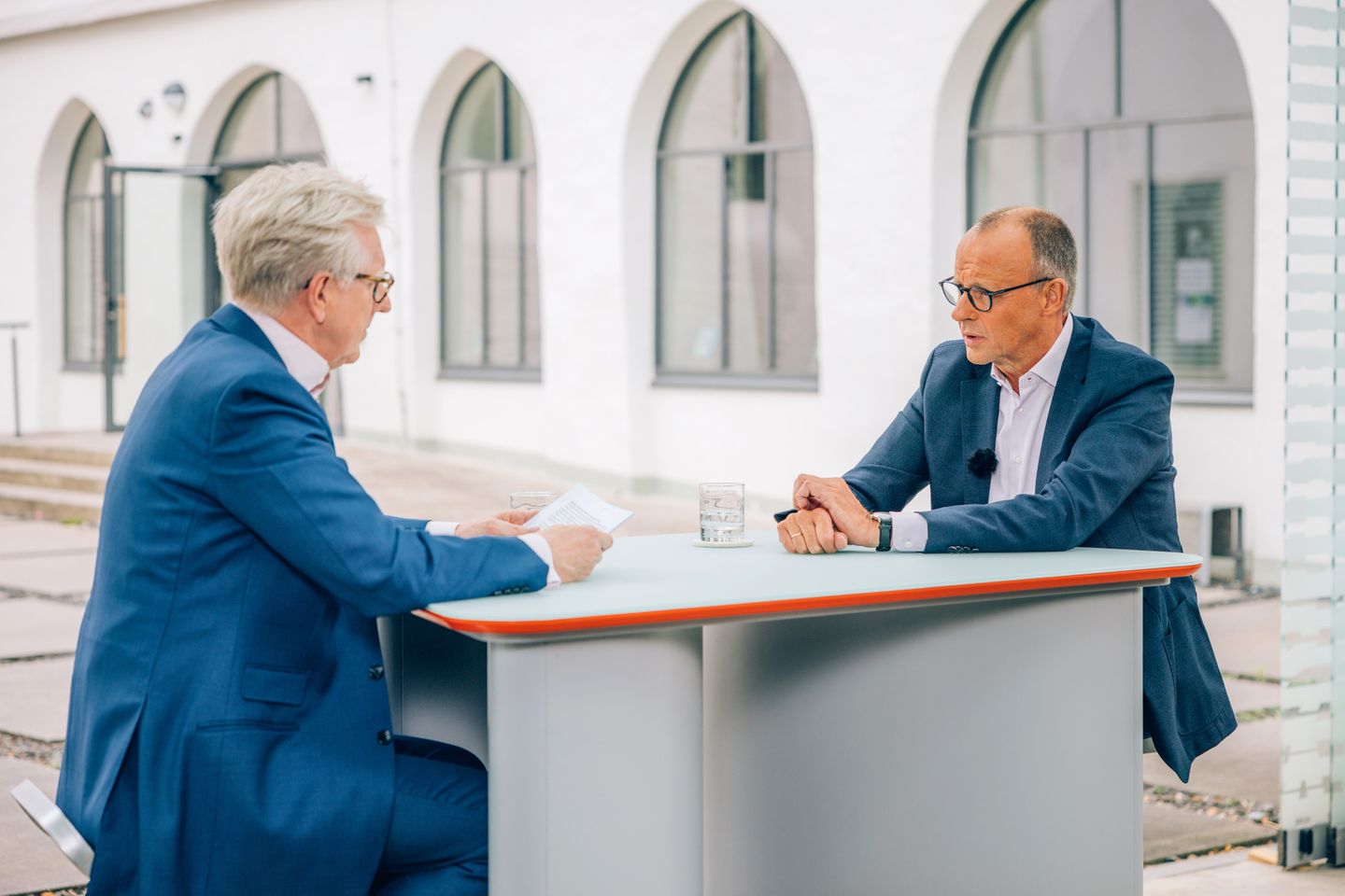 Der CDU-Vorsitzende Friedrich Merz sitzt mit Theo Koll beim ZDF-Sommerinterview