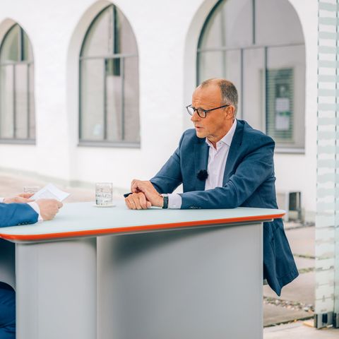 Der CDU-Vorsitzende Friedrich Merz sitzt mit Theo Koll beim ZDF-Sommerinterview