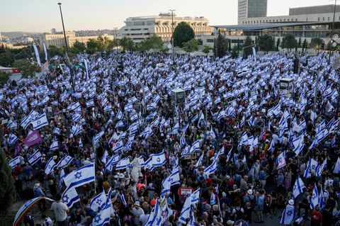 Eine große Menschenmenge protestiert am Sonntag vor dem Parlament in Jerusalem, Israel