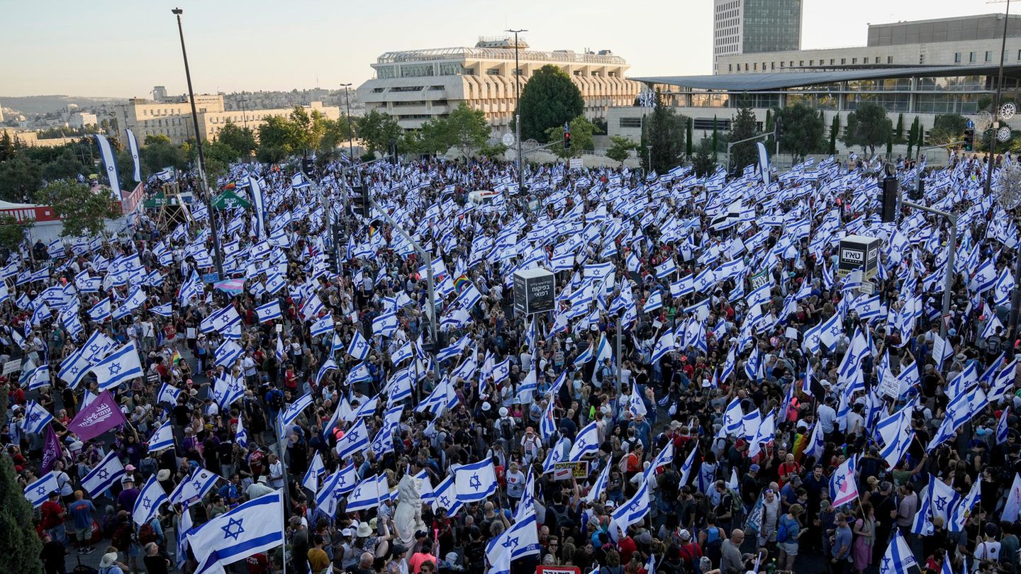 Eine große Menschenmenge protestiert am Sonntag vor dem Parlament in Jerusalem, Israel
