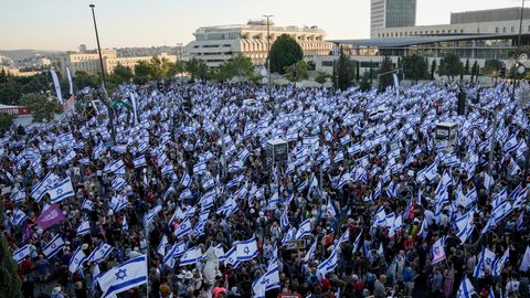 Eine große Menschenmenge protestiert am Sonntag vor dem Parlament in Jerusalem, Israel
