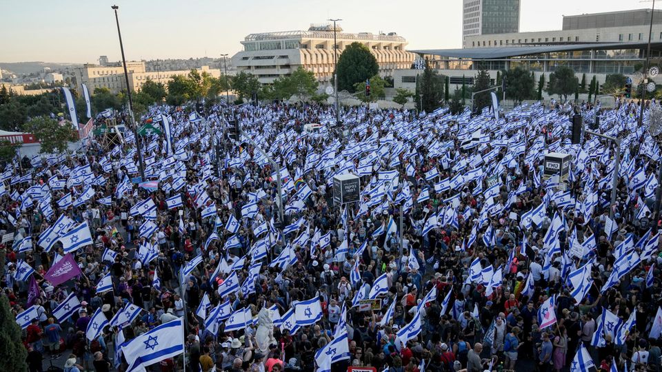 Eine große Menschenmenge protestiert am Sonntag vor dem Parlament in Jerusalem, Israel
