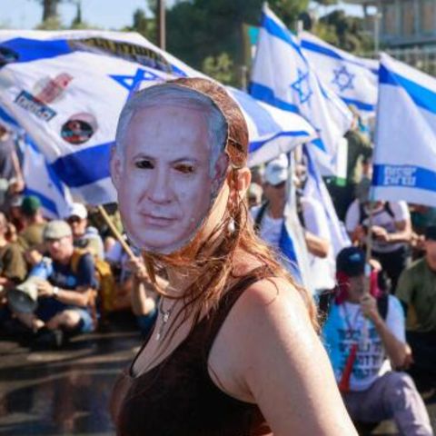 Eine Frau protestiert mit Netanjahu-Maske gegen die geplante Justizreform der Regierung