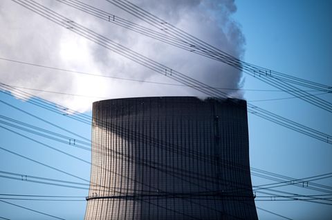 Stromleitungen vor dem Kernkraftwerk Emsland
