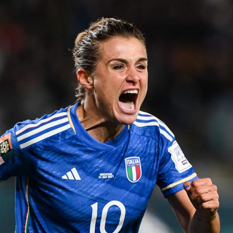 Cristiana Girelli läuft mit aufgerissenem Mund jubelnd über den Platz, nachdem sie das 1:0 geköpft hat