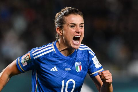 Cristiana Girelli läuft mit aufgerissenem Mund jubelnd über den Platz, nachdem sie das 1:0 geköpft hat