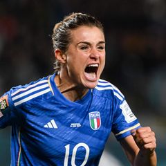 Cristiana Girelli läuft mit aufgerissenem Mund jubelnd über den Platz, nachdem sie das 1:0 geköpft hat