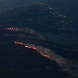 Der Himmel über Rhodos ist schwarz: Von einem Flugzeug aus sind die Waldbrände auf der Insel zu sehen