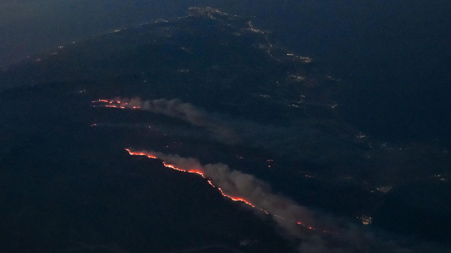 Der Himmel über Rhodos ist schwarz: Von einem Flugzeug aus sind die Waldbrände auf der Insel zu sehen