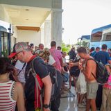Touristen warten vor ihrem Hotel auf den Einstieg in Busse, um die Insel Rhodos wegen der schweren Waldbrände zu verlassen