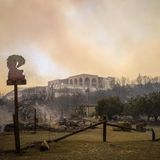Griechenland, Rhodos: Rauch eines Waldbrands steigt in den Himmel hinauf