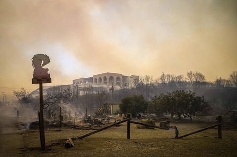 Griechenland, Rhodos: Rauch eines Waldbrands steigt in den Himmel hinauf