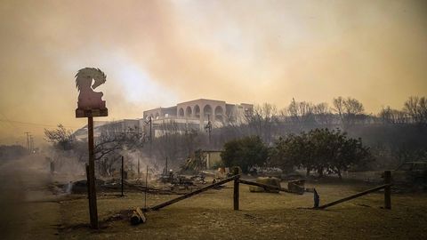 Griechenland, Rhodos: Rauch eines Waldbrands steigt in den Himmel hinauf