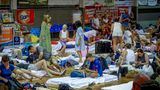 Viele Menschen halten sich in einem Stadion auf der griechischen Insel Rhodos auf