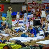 Viele Menschen halten sich in einem Stadion auf der griechischen Insel Rhodos auf